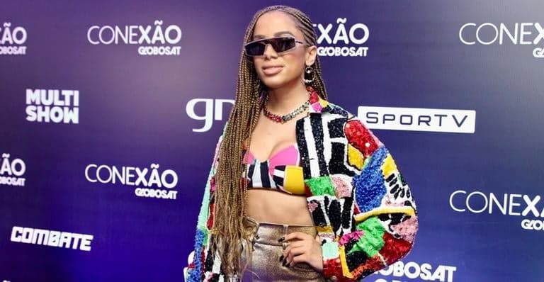 Anitta participa do show de Vitão e beija o cantor em cima do palco