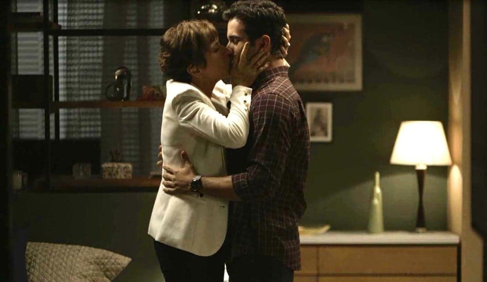 A Dona do Pedaço: Beatriz e Zé Hélio tem primeira noite de amor e rapaz faz pedido inusitado