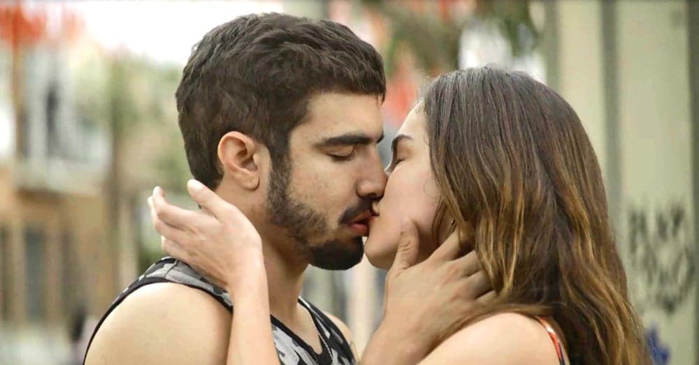 A Dona do Pedaço: Rock se declara para Joana e a surpreende com beijão