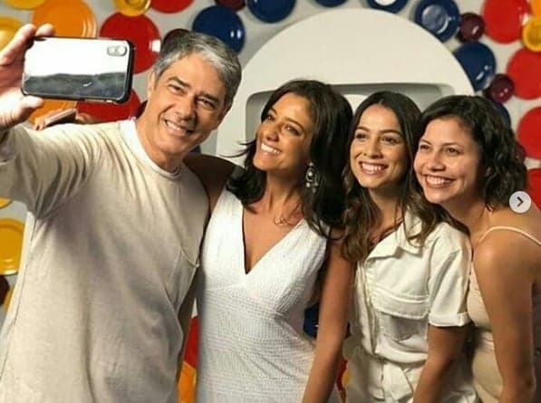 William Bonner é flagrado fazendo selfie com colegas de emissora durante gravação de vinheta de fim de ano - Foto: reprodução Instagram William Bonner é flagrado fazendo selfie com colegas de emissora durante gravação de vinheta de fim de ano - Foto: reprodução Instagram