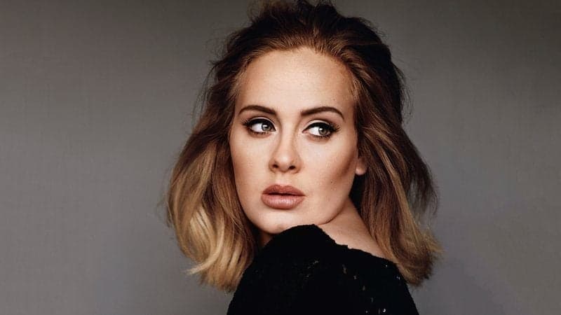 Depois de separação, Adele aparece muito magra e fica com rosto irreconhecível