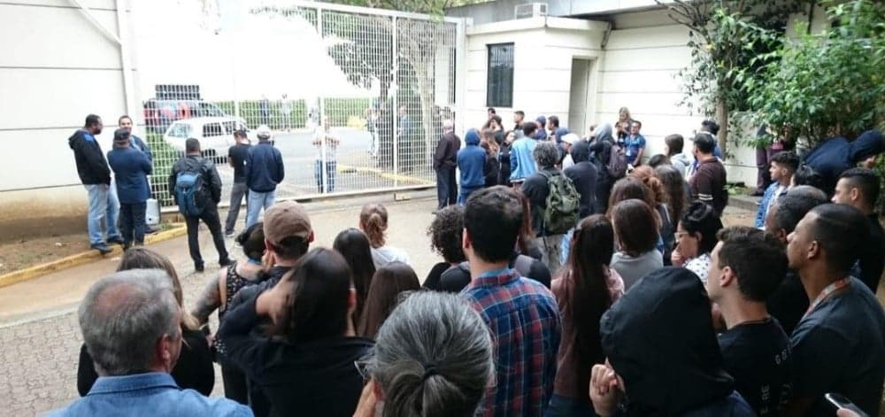 RedeTV! corta horas extras, jornalistas fazem protesto e funcionários podem entrar em greve