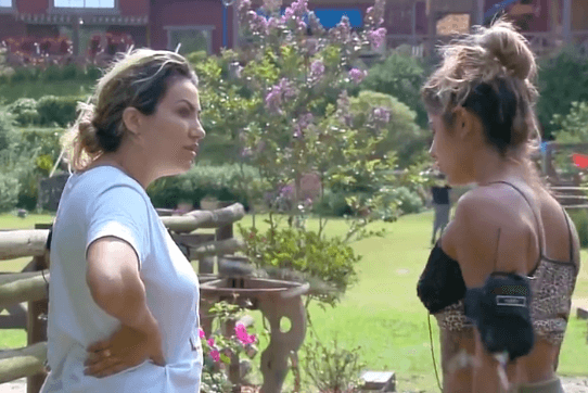 A Fazenda: Thayse bebe todas e se desespera com o que fez na festa: 'Não lembro disso'