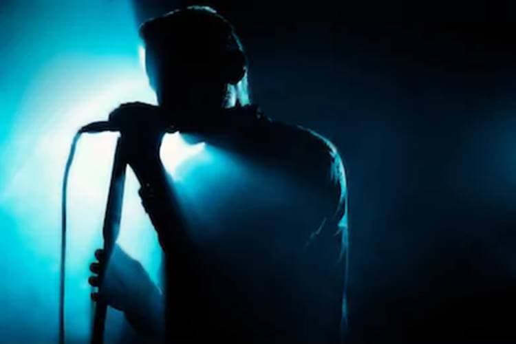 Cantor sertanejo beija três mulheres durante show e vídeo polêmico é escancarado