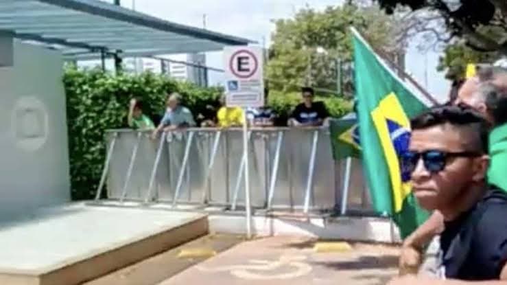Globo é invadida por manifestantes, corre-corre e quebraria toma conta e situação sai do controle; veja vídeo
