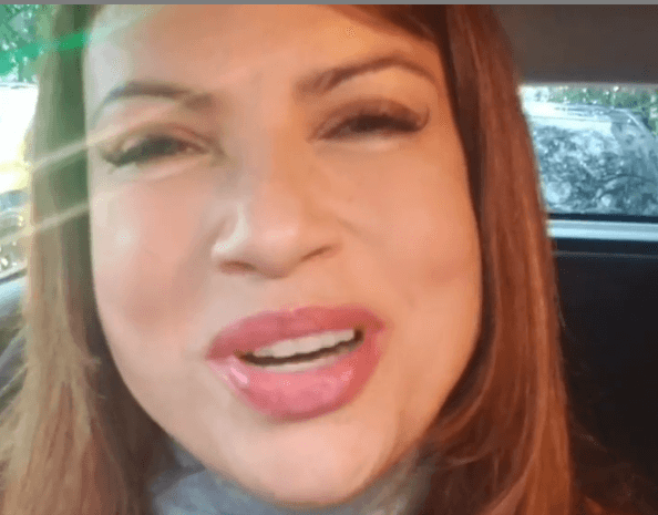 Isadora Ribeiro aos 54 anos choca a todos ao aparecer com seios à mostra em lançamento de série; veja