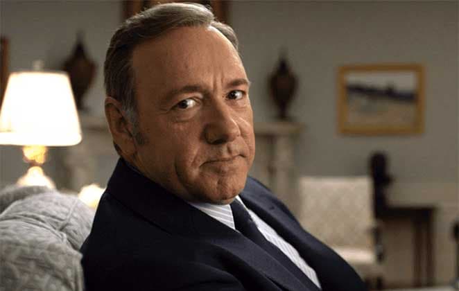 Vítima que acusou Kevin Spacey de assédio sexual morre e ator é inocentado