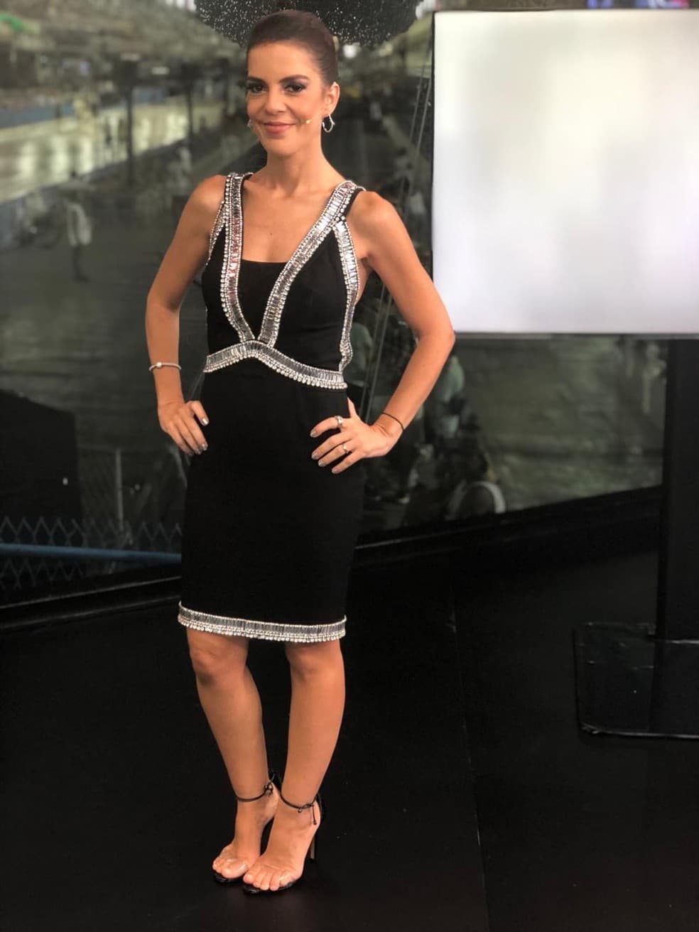 Mariana Gross fazendo a cobertura do Carnaval do Rio na Rede Globo (Foto: Divulgação/TV Globo)