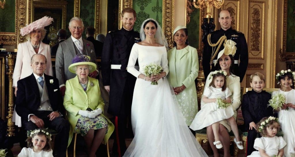 Rainha Elizabeth é acusada de roubar o trono e herdeiro legítimo da coroa aparece