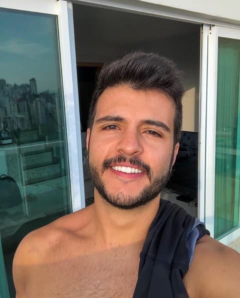 Âncora gay do jornal Nacional leva namorado para redação e climão é presenciado