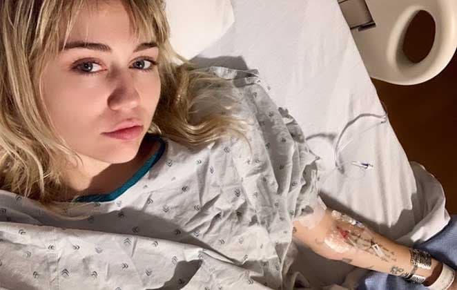 Após cirurgia às pressas, Miley Cyrus recebe a visita do namorado e estado clínico é revelado
