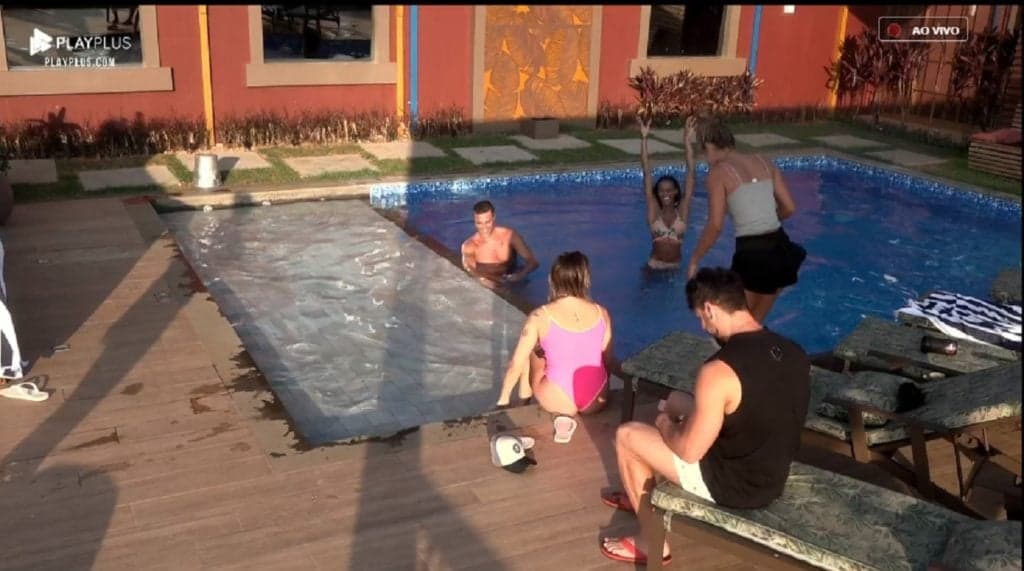 A Fazenda 2019: Peoa é flagrada se masturbando dentro da piscina e revolta participantes: "Que nojo"