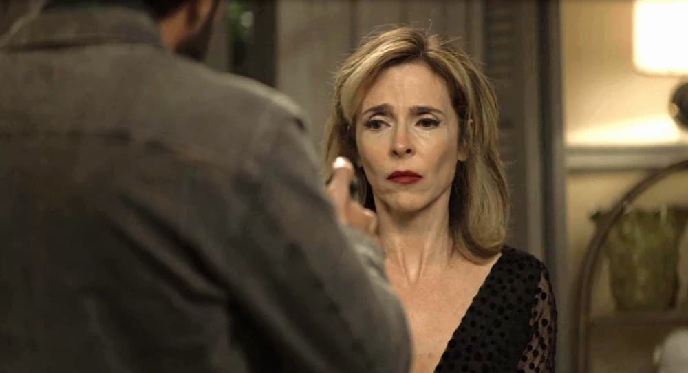 A Dona do Pedaço: Lyris é amarrada pelo próprio amante e tem joias roubadas covardemente