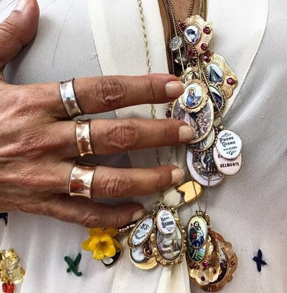 Mãe de Regina Casé e suas medalhas de santos para a novela Amor de Mãe Mãe de Regina Casé e suas medalhas de santos para a novela Amor de Mãe