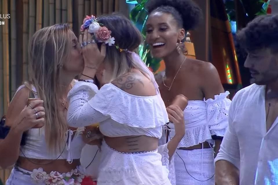 A Fazenda 11: Tati se declara para Guilherme, é deixada de lado e peoa agarra Bifão