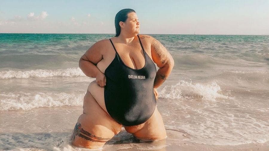 Thais Carla sensualiza com maiô cavado e aparência deixa público perplexo