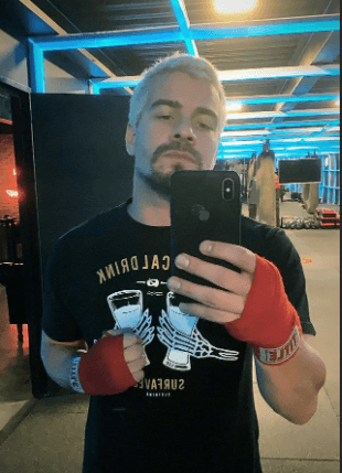 Thiago Martins, em Amor de Mãe, tira parte da roupa e tem ato “nojento”: “É isso que tô falando”