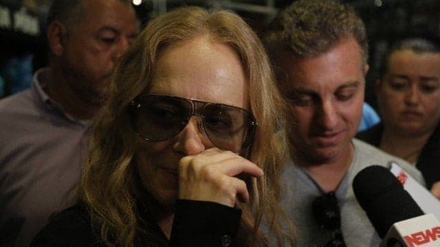 Angélica vai ao prantos no enterro de Jorge Fernando, se desespera e revela segredo que só ela sabia