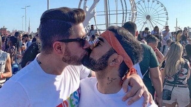 Mauro Sousa, filho de Maurício de Sousa, e seu marido Rafael Piccin no festival de música Rock in Rio no Rio de Janeiro (Foto: Reprodução/ Instagram) Mauro Sousa, filho de Maurício de Sousa, e seu marido Rafael Piccin no festival de música Rock in Rio no Rio de Janeiro (Foto: Reprodução/ Instagram)