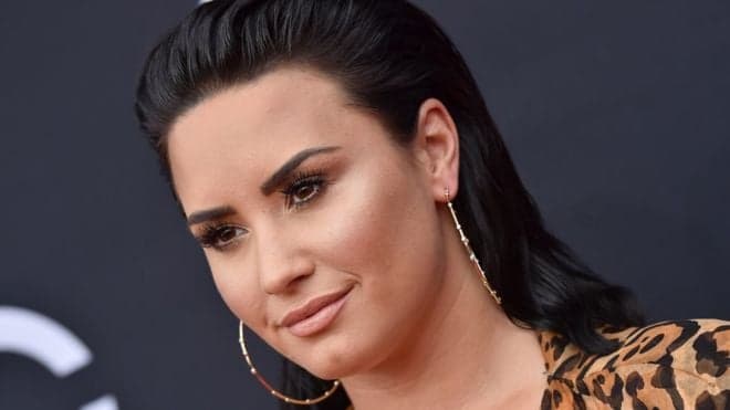 Demi Lovato cnão faz mais parte do time das solteiras. A cantora assumiu o namoro com um modelo (Foto: Reprodução)