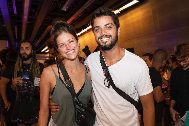 Agatha Moreira e Rodrigo Simas são flagrados em clima quente na água e foto dos dois quase sem roupa viraliza