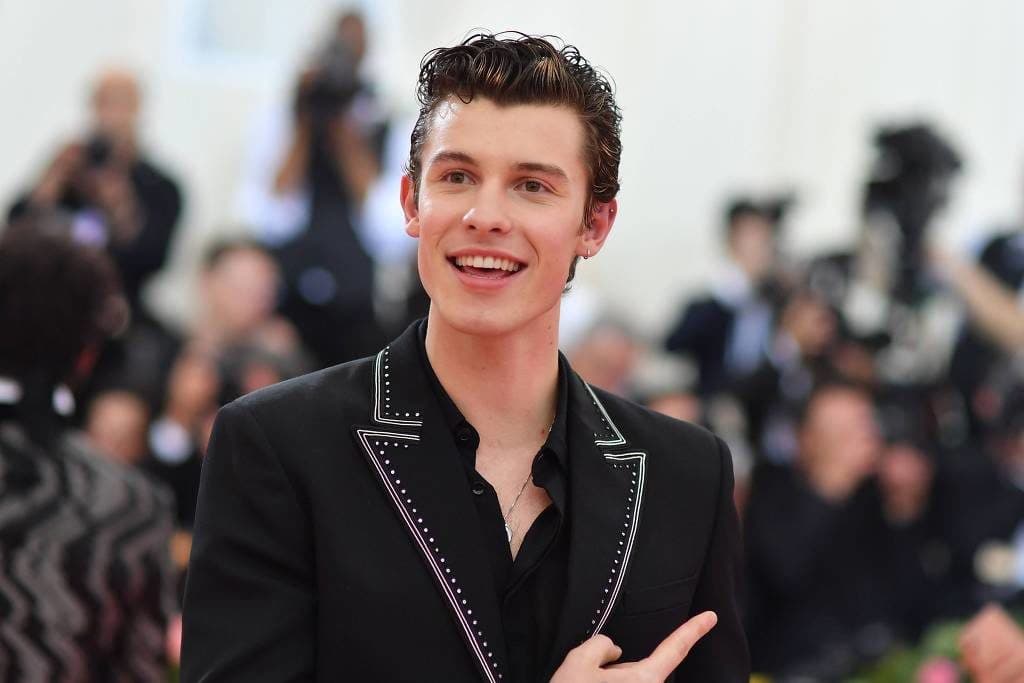Shawn Mendes desembarca no Brasil para turnê mundial e reação dos fãs ao encontrar o cantor assusta