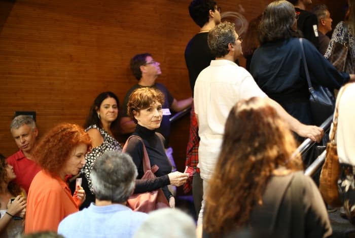 Natália do Valle de A Dona do Pedaço, humilha fotógrafo e tem atitude decepcionante em plateia de teatro