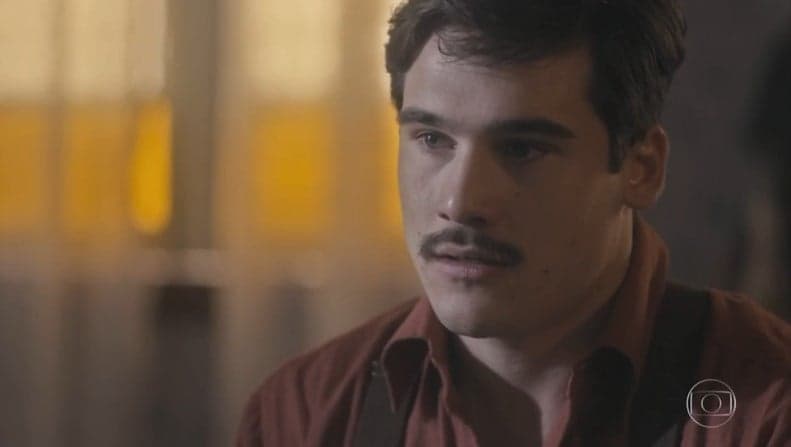 Éramos Seis: Alfredo vai para cama com Marion e esfrega noite de sexo na cara de Júlio