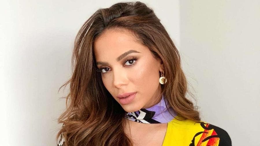 Anitta passa a mão suja de comida na cabeça de sobrinho e é flagrada em vídeo