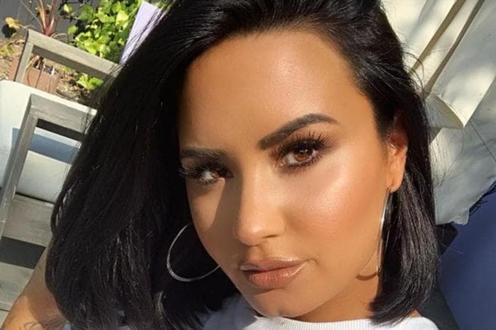 Demi Lovato surge com mão na barriga e fãs questionam gravidez