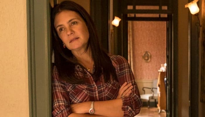 Adriana Esteves é a superprotetora Thelma e para se tornar avó vai furar a camisinha do filho em Amor de Mãe (Foto: Globo/João Cotta)