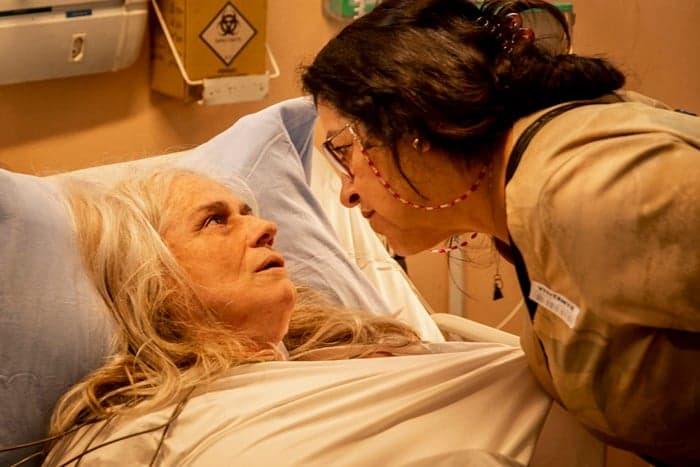 Amor de Mãe: Kátia morre nos braços de Lurdes após ser confrontada e revelar verdade avassaladora