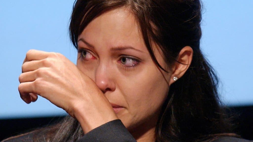 Angelina Jolie é obrigada à tomar importante decisão em sua vida, remove mama e consegue evitar câncer