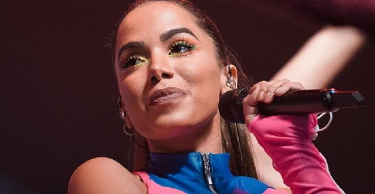 Anitta surge seminua, fã aproveita situação e atitude irreparável feita no corpo vem à tona