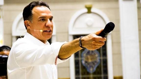 Bispo Rogério Formigoni se envolveu com mulher casada e causou a maior polêmica, sendo expulso da Igreja Universal e da Record TV (Foto: Reprodução)