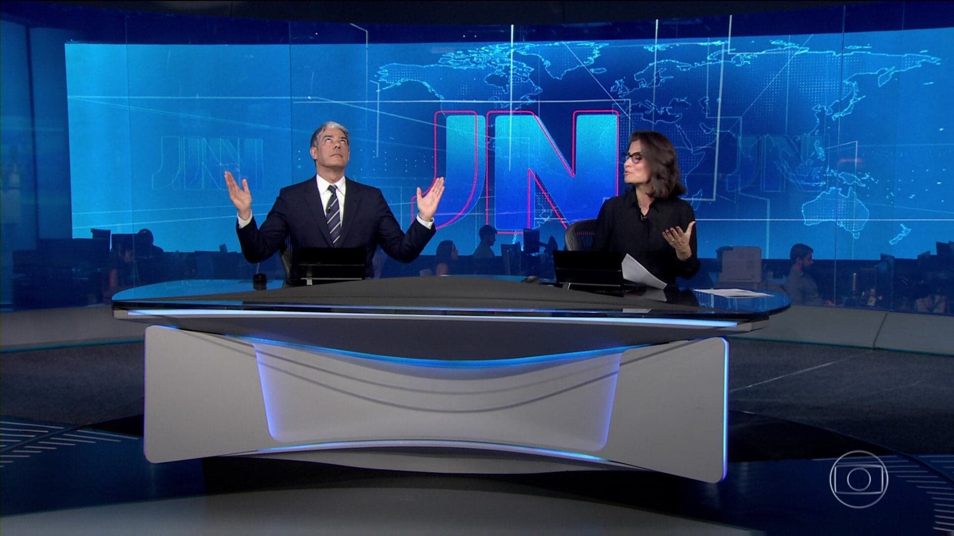 William e Renata Vasconcellos se perderam no comando do Jornal acional (Foto: Reprodução)
