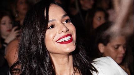 Chocada! Bruna Marquezine é flagrada em evento com refugiados e look escolhido dá o que falar