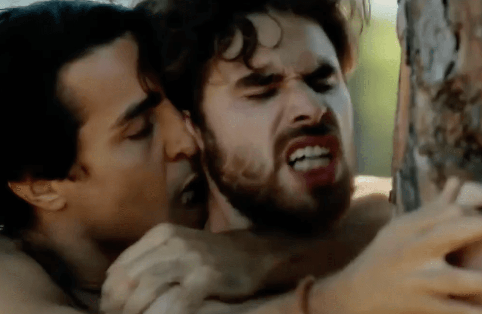 Galã de Éramos Seis, da Globo, é flagrado em cena de sexo gay brutal e imagens se espalham