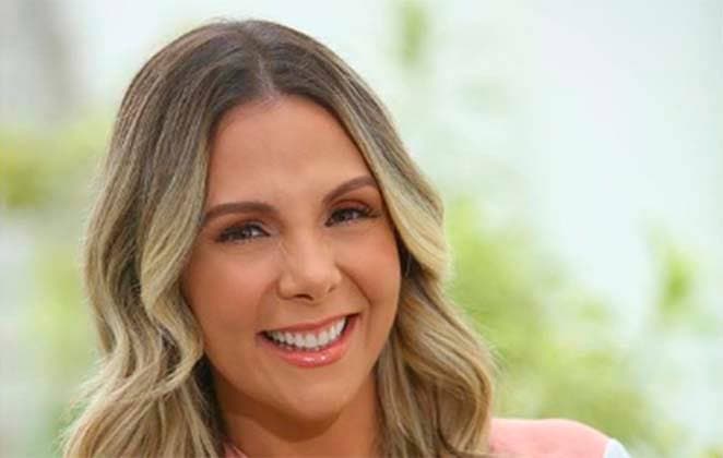 Carla Perez compartilha sequência de fotos no dia do seu aniversário e surpreende por boa forma: "Põe as novinhas no chinelo”