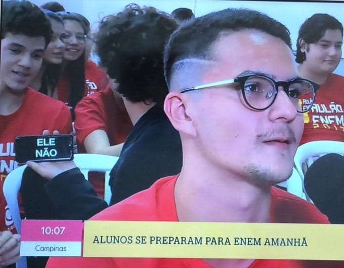 É de Casa: Bolsonaro é detonado por estudantes em entrevista e público reage