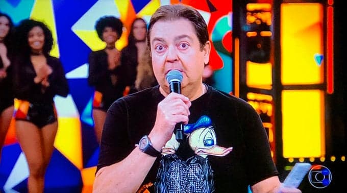 Faustão anuncia morte de mãe de bailarina, perde a paciência com erro no Domingão e chama funcionário de imbecil ao vivo