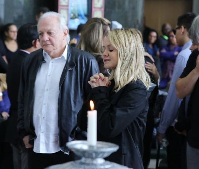 Eliana não consegue segurar choro em velório de Gugu e pede orações à família do amigo