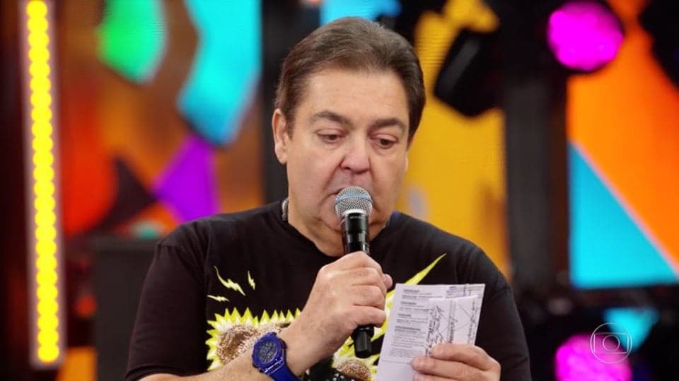 Faustão quebra clima de festa do Domingão e com voz embargada noticia morte de artista da Globo