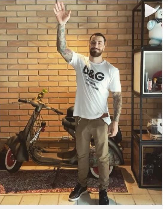 O ator Felipe Titto roubou a atenção ao surgir em seu Instagram exibindo o volume (Imagem: Instagram)
