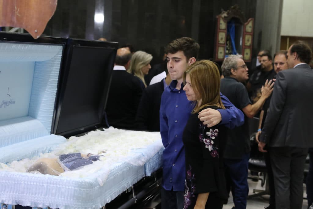 Bastante abalado, filho de Gugu deixa presente para o pai no caixão: "Ele está inconsolável"