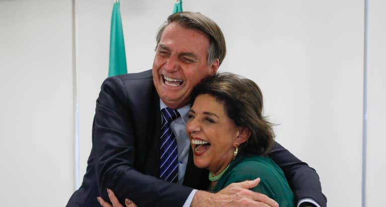 Leda Nagle abre o jogo sobre relação com Bolsonaro, elogia Damares e se derrete por filhos do presidente