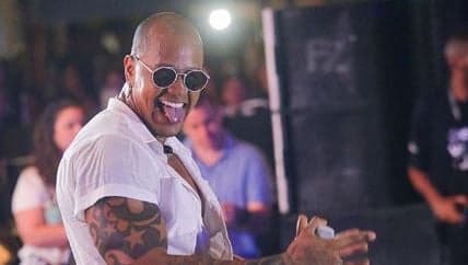 Léo Santana é flagrado com famosa de reality show
