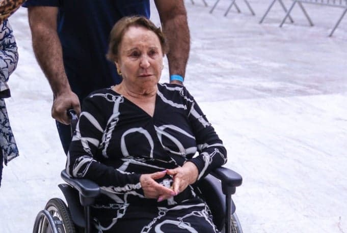 Mãe de Gugu fica desolada ao velar filho 10 anos após morte do marido, exatamente no mesmo dia