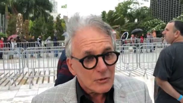Otávio Mesquita não consegue esconder sofrimento após morte de Gugu Liberato e desaba: "Devo tudo a ele"