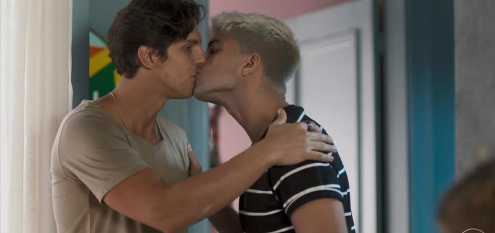 Bom Sucesso esconde beijo gay entre personagens usando truques
